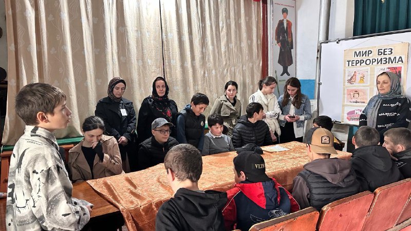⚠️Специалист по работе с семьей, Багомедова З., и медицинская сестра по массажу Айгумова Э. провели беседу с детьми на тему "Мир без терроризма".