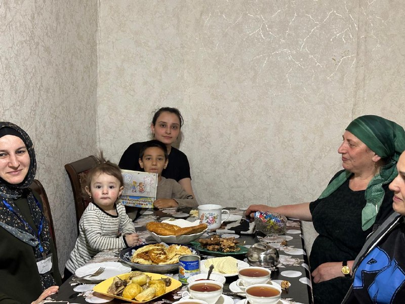 💥Специалисты отделения семьи Шихшабекова Муршидат и Алгасанова Марина, продемонстрировали замечательную заботу и внимание, поздравив многодетные и малоимущие подопечные семьи в преддверии праздника - Дня семьи.