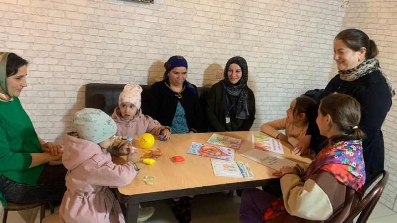 💥Специалисты отделения семьи Шихшабекова Муршидат и Алгасанова Марина, продемонстрировали замечательную заботу и внимание, поздравив многодетные и малоимущие подопечные семьи в преддверии праздника - Дня семьи.