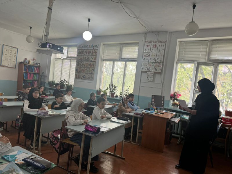 💥Специалист по работе с семьей и детьми Алиева М. провела беседу с детьми в школе на тему "Телефон доверия". В мероприятии приняли участие 35 детей .