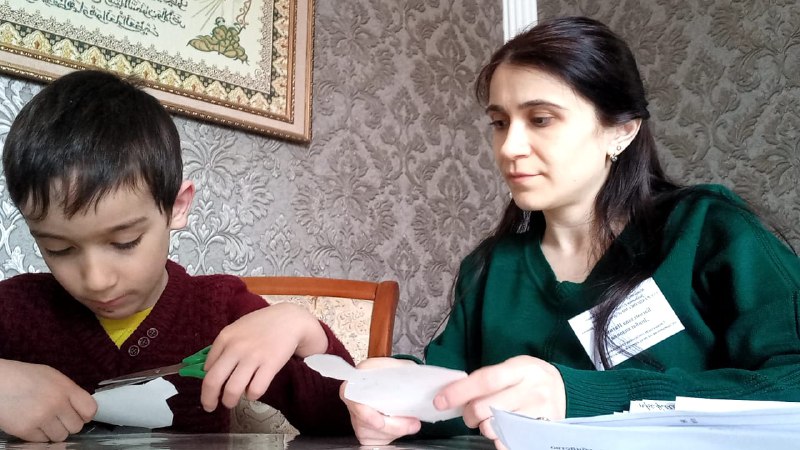 🔸В рабочие будни специалиста отдела семьи, Багомедовой Патимат входит посещение своих подопечных, оказывание педагогических услуг и организация досуга для детей.