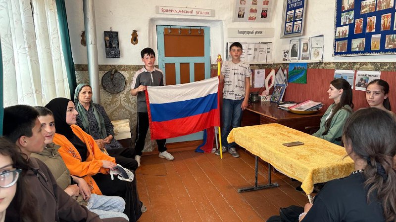 ✔️Специалист по работе с семьей и детьми Багомедова З. и медсестра по массажу Айгумова Э. провели мероприятие посвященное данному празднику.