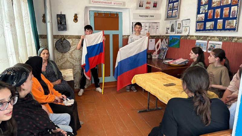 ✔️Специалист по работе с семьей и детьми Багомедова З. и медсестра по массажу Айгумова Э. провели мероприятие посвященное данному празднику.