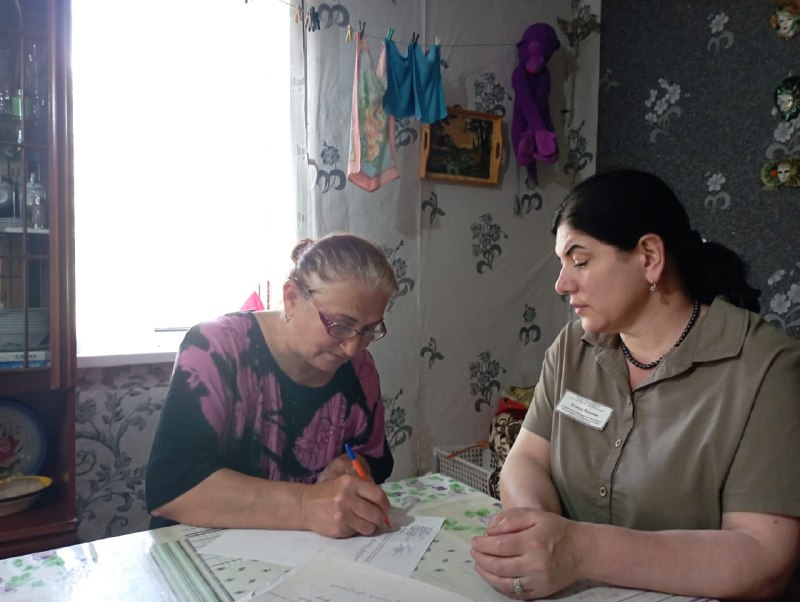 💥Будни специалистов отделения социального обслуживания на дому граждан пожилого возраста и инвалидов, Алиевой Раисат и Бибулатовой Марьям.