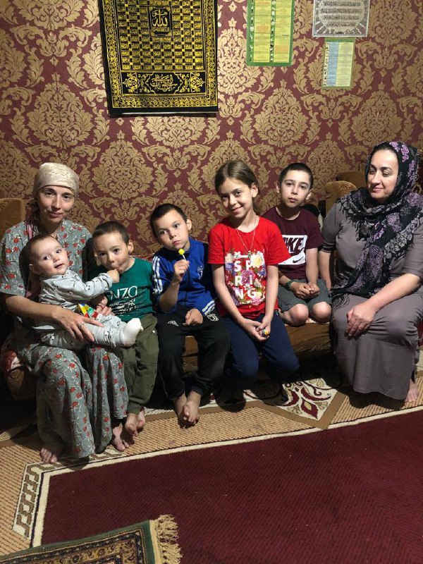 Специалист по работе с семьей и детьми ГБУ РД КЦСОН в МО «Сергокалинский район» Гасанова Х.А. Посетила и поздравила многодетную, малоимущую семью Гасановых с Днём семьи🌹