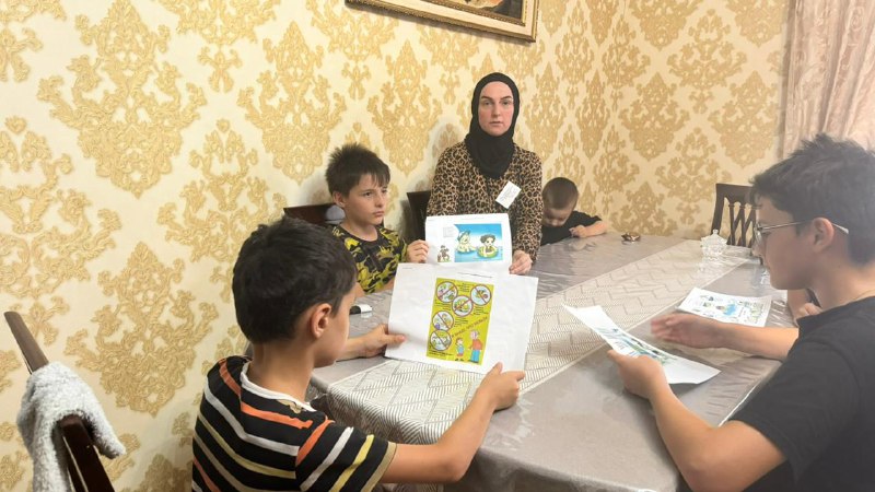 📌Специалист по работе с семьей и детьми Багомедова Замира провела беседу с подопечными на тему: "Правила поведения на воде".