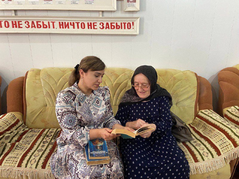 Будни дневного отделения. Провели мероприятия по трудовой терапии с получателями социальных услуг, такие как пересадку комнатных растений и занятия по вязанию.
