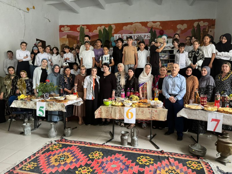 🤝Специалист по работе с семьёй и детьми Алиева М. совместно с школой и с участием родителей учащихся организовали мероприятие ко дню Единого Народа Дагестана.