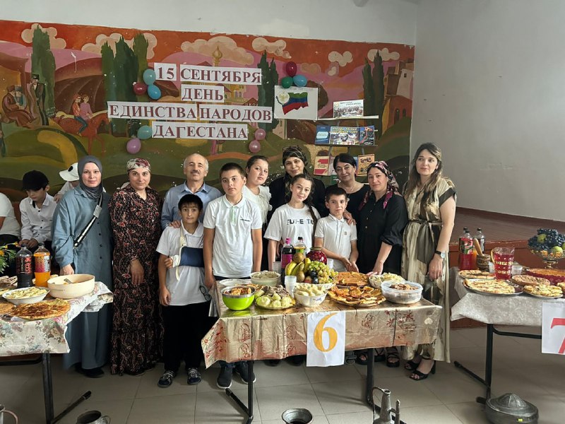 🤝Специалист по работе с семьёй и детьми Алиева М. совместно с школой и с участием родителей учащихся организовали мероприятие ко дню Единого Народа Дагестана.