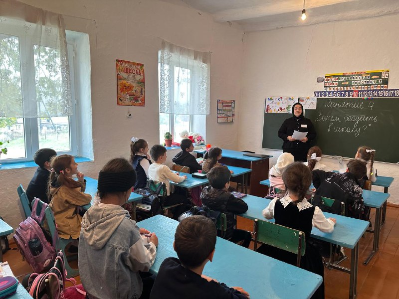✅Психолог отделения семьи Шихшабекова Муршидат провела в 1 классе психологическую методику "Зачем ходить в школу".