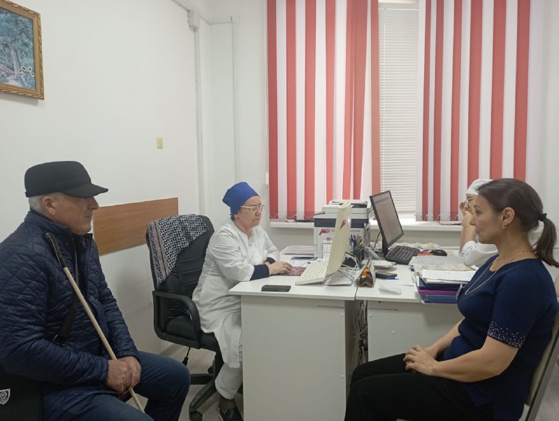 ✅Специалисты Центра Алиева Раисат и Бибулатова Марьям сопроводили инвалида 1 группы по зрению Гаджиева Магомедхабиба в Сельсовет и в больницу.