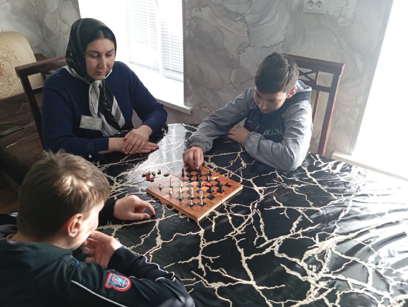 Специалист по работе с семьей и детьми Абдуллаева Зухра активно занимается организацией досуга, помощью в образовании и формированием позитивных интересов у своих подопечных.