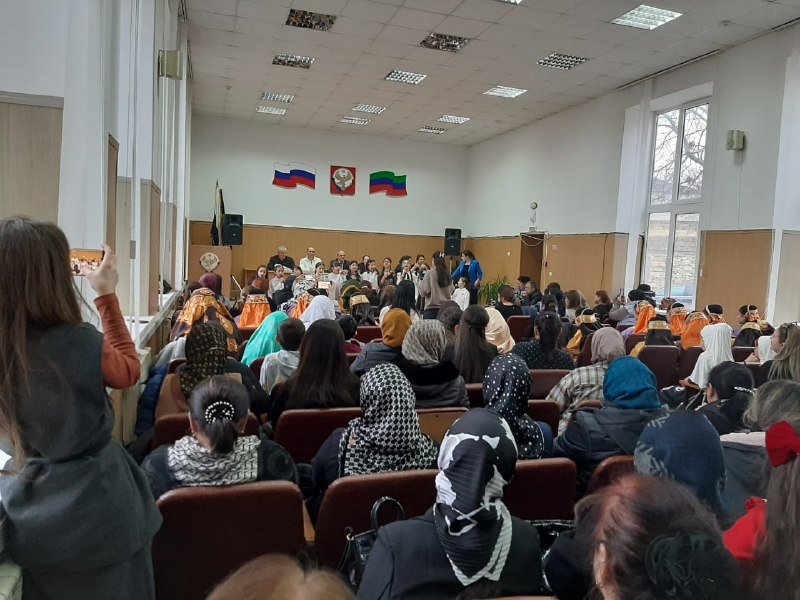 Работники Центра приняли участие в мероприятии, посвященного закрытию Года Семьи, которое прошло в актовом зале администрации района.