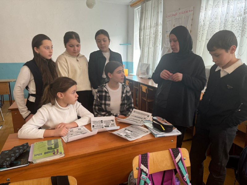 Специалист по работе с семьей и детьми Алиева Максалина и медсестра с функцией сиделки Исаева Аминат провели беседу на тему "Осторожно, телефонные мошенники".