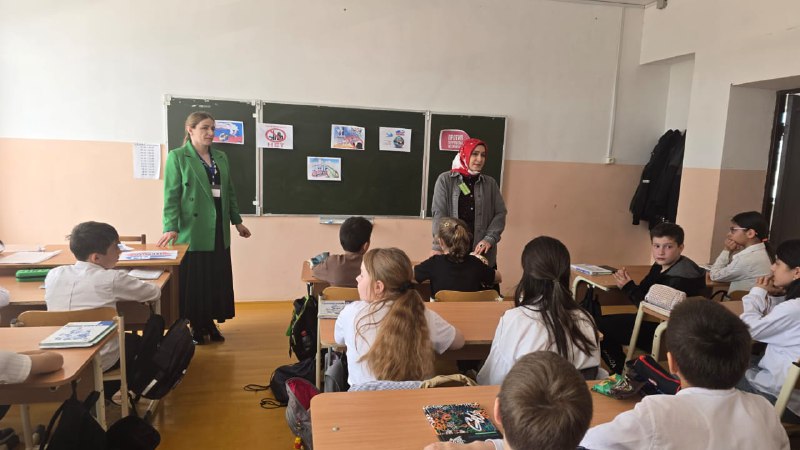 Социальный педагог Саидова Аксана и специалист Муртазалиева Раисат отделения семьи посетили среднюю общеобразовательную школу №2, где провели беседу с учащимися 5а класса на тему: «Терроризм и социальные сети».