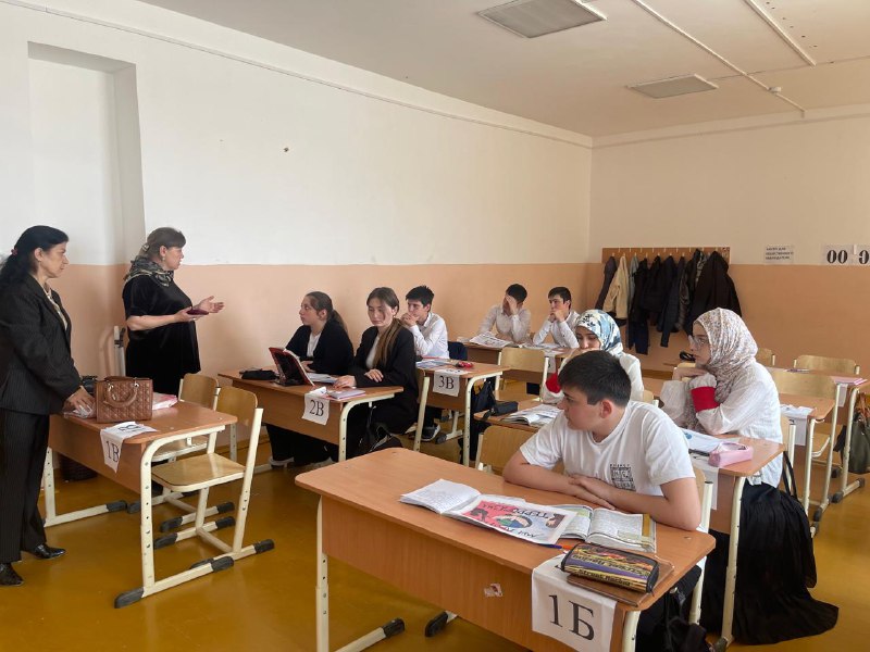 Заведующая отдела семьи Мусаева Салимат, специалисты по работе с семьей Алхасова Мариет и Джалилова Марзият посетили среднюю общеобразовательную школу №2, где провели беседу с учащимися 8г класса на тему "Экстремизм и терроризм".