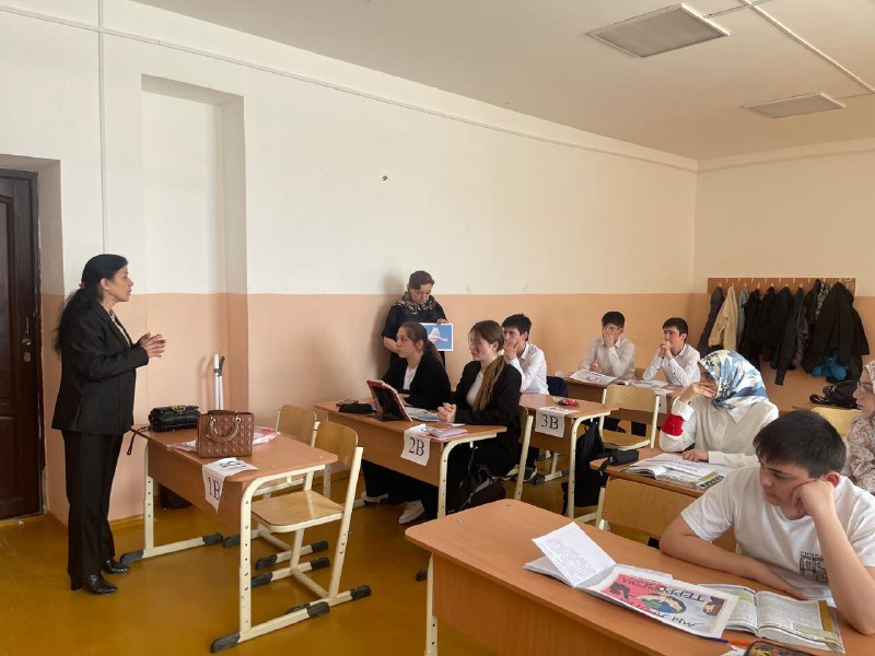 Заведующая отдела семьи Мусаева Салимат, специалисты по работе с семьей Алхасова Мариет и Джалилова Марзият посетили среднюю общеобразовательную школу №2, где провели беседу с учащимися 8г класса на тему "Экстремизм и терроризм".