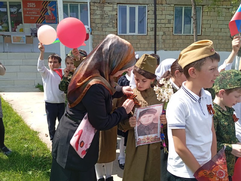 Специалисты по работе с семьёй и детьми Джупанова Ханум и Абдуллаева Зухра приняли участие в мероприятии, посвящённом Дню Победы.