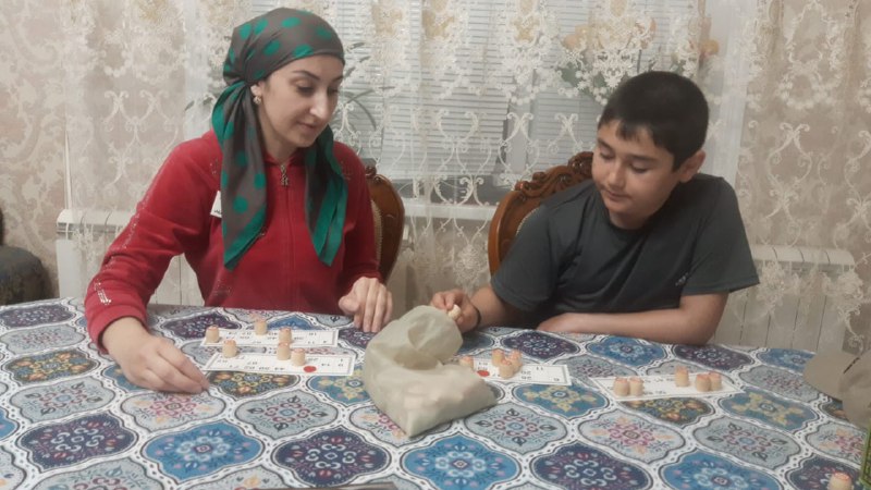 Рабочие будни медсестры сиделки Магомедовой Зухры. Организовала досуг с подопечным.