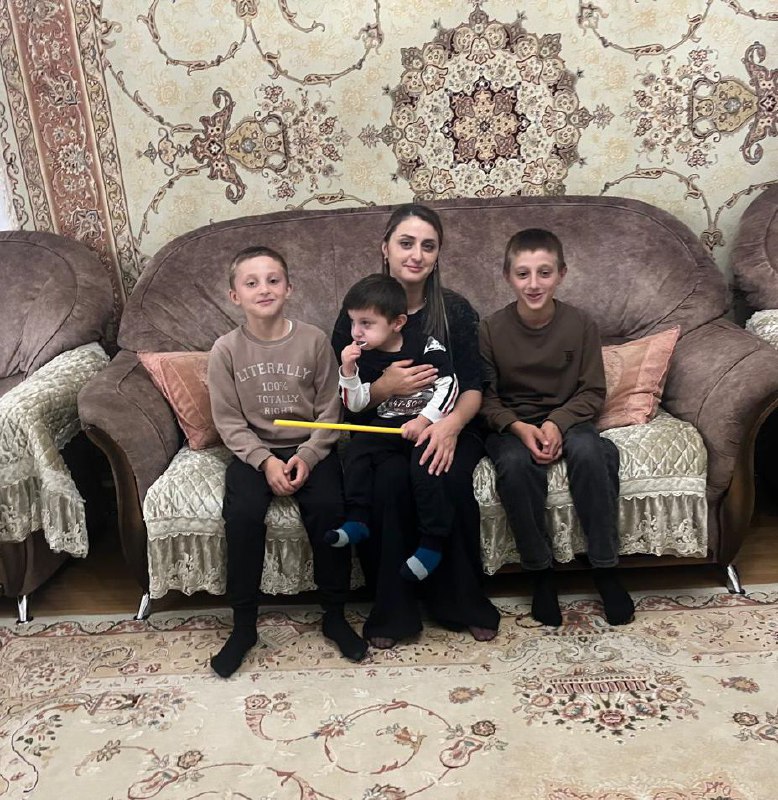 Социальный педагог Алиева Хадижат в преддверии к 9 мая ко дню Победы поздравила родителей участника СВО Алиева Аббаса и Алиева Али Азизовича