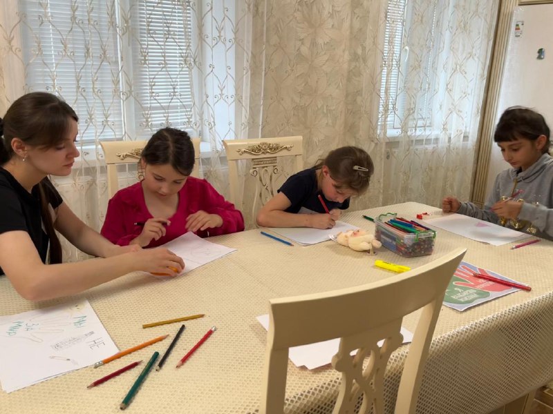 Медсестра по массажу Айгумова Эльмира организовала среди подопечных конкурс рисунков на тему «Мир без наркотиков», приуроченный к Международному дню борьбы с наркотиками.