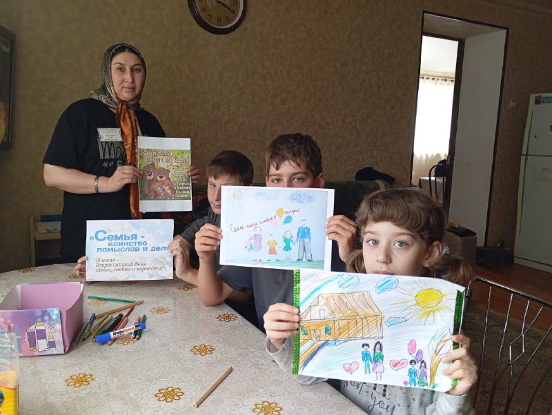 Специалист по работе с семьёй и детьми Абдуллаева Зухра провела конкурс рисунков среди подопечных ко Дню Семьи, Любви и Верности.