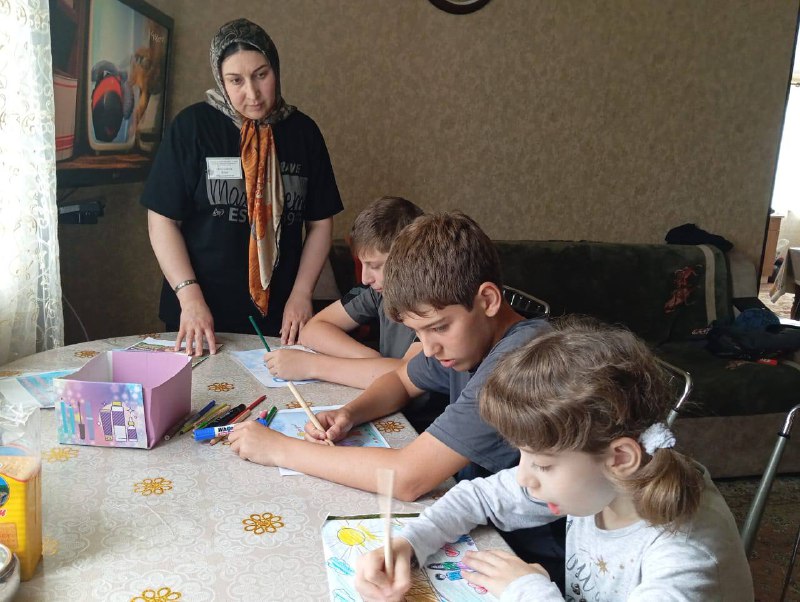 Специалист по работе с семьёй и детьми Абдуллаева Зухра провела конкурс рисунков среди подопечных ко Дню Семьи, Любви и Верности.