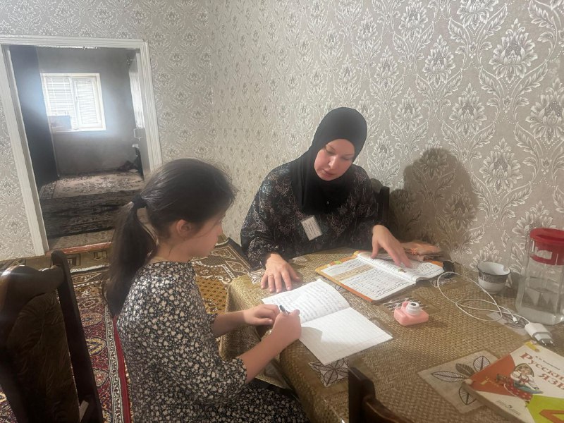 Специалист по работе с семьей и детьми Алиева Максалина. Помощь в получении образовании.