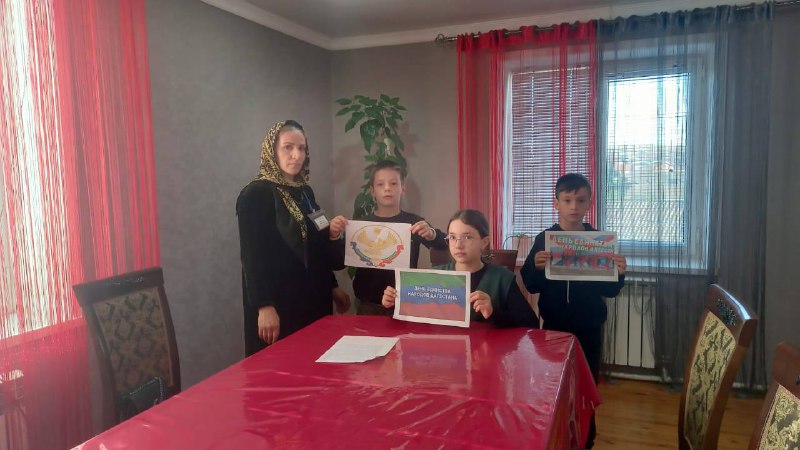 Социальный педагог отделения семьи Саидова Аксана провела беседу ко "Дню единства народов Дагестана".