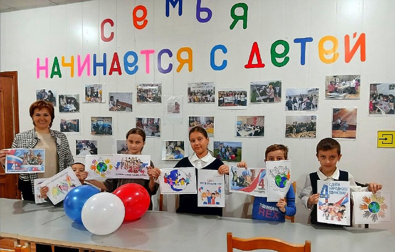 Специалист по работе с семьей Посыпайло Оксана организовала для подопечных экскурсию в Комплексный центр социального обслуживания населения Сергокалинского района, где провела беседу о предстоящем празднике Дне народного единства.