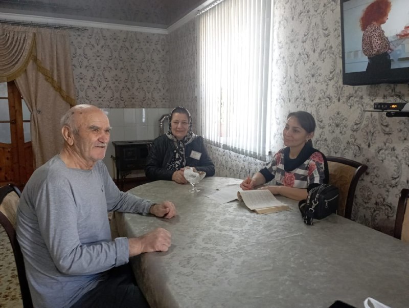 Специалисты по социальной работе Алиева Раисат и Абдуллаева Пахай составили акт обследования материально-бытовых условий проживания, чтобы принять нового получателя социальных услуг.