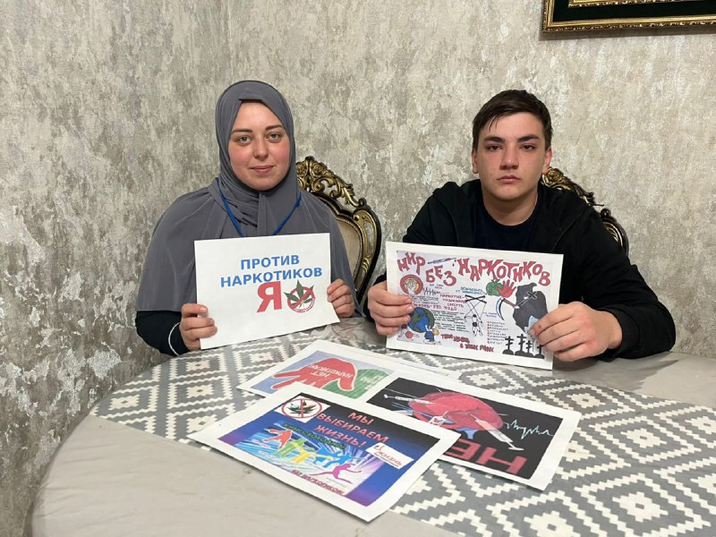 Психолог отделения семьи Курбанова Раисат. Беседа «Мы против наркотиков» с подопечным Магомедов М.Р.