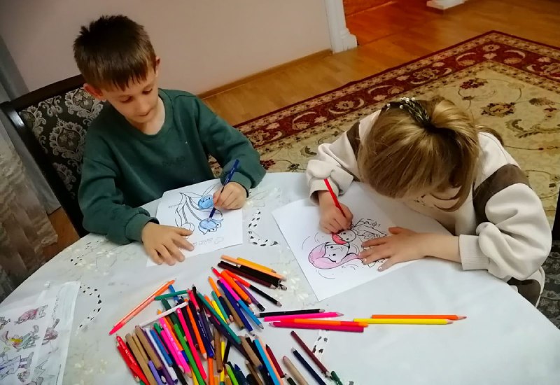 Специалист по работе с семьей Посыпайло Оксана и получатель соцуслуг поздравляют всех мам с наступающим праздником!