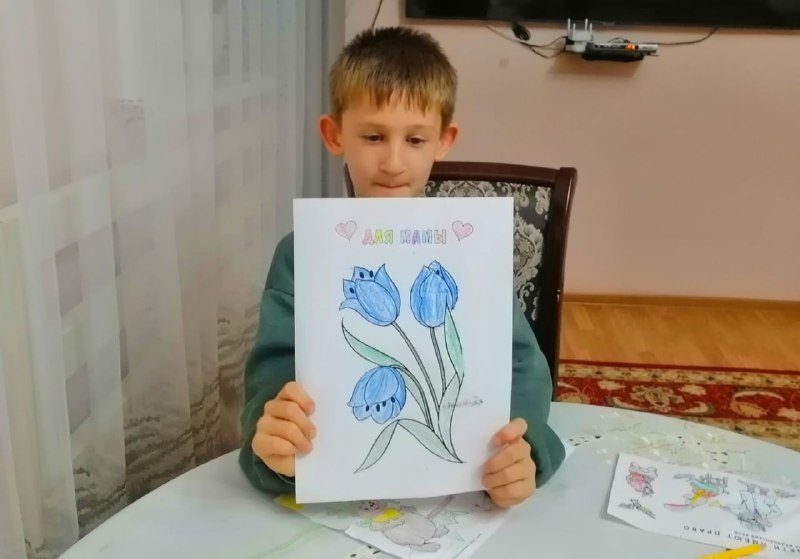Специалист по работе с семьей Посыпайло Оксана и получатель соцуслуг поздравляют всех мам с наступающим праздником!