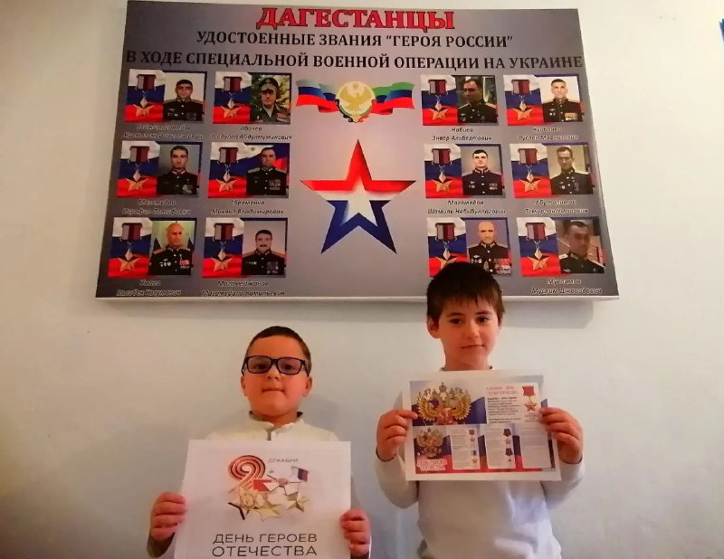 Специалист по работе с семьей Посыпайло Оксана провела беседу с получателями услуг о Дне Героев Отечества.