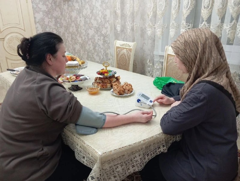 Специалист по работе с семьёй и детьми Джупанова Ханумчакар. Рабочие будни: оказание социально-медицинской услуги и систематическое наблюдение за состоянием здоровья.