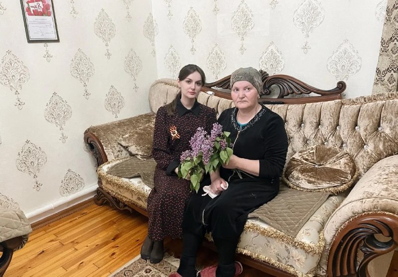 Тепло сердец в преддверии Дня Победы: работники центра поздравляют вдов ветеранов ВОВ и семьи участников СВО