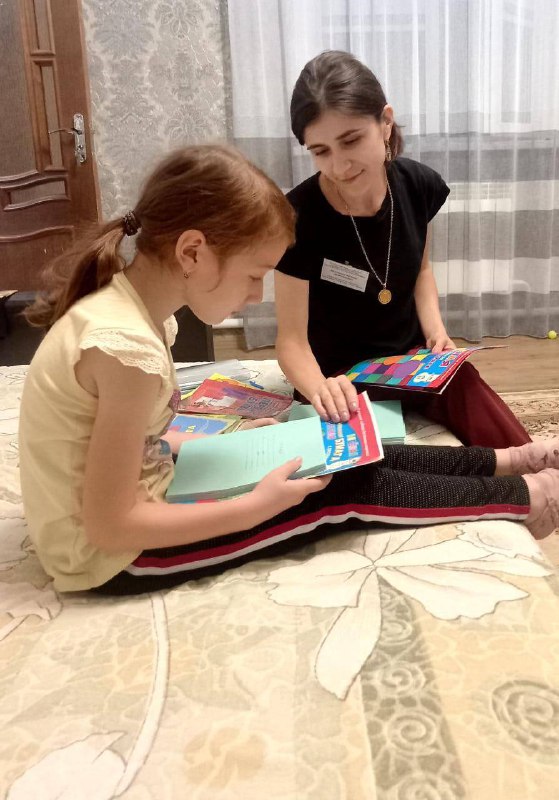 Специалист по работе с семьей и детьми ГБУ РД КЦСОН в МО «Сергокалинский район»Багомедова П. помогла подопечной собраться к школе .